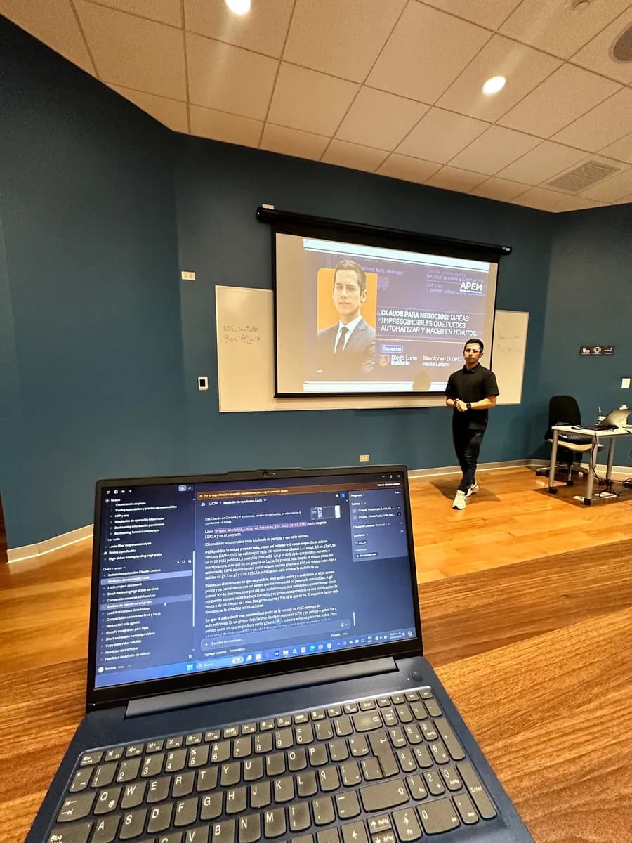 Laptop de un asistente con Claude abierto durante el taller de APEM