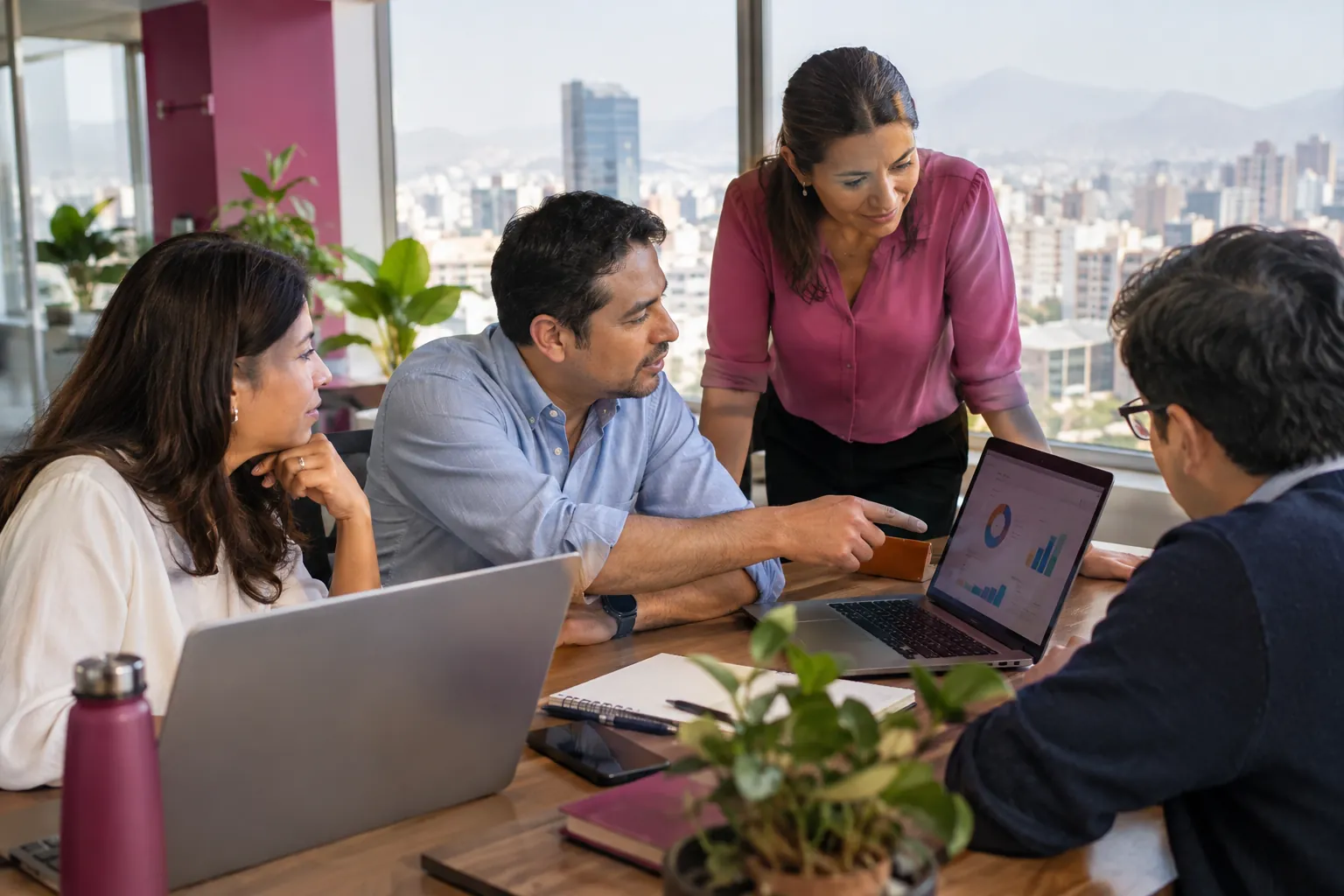Equipo peruano trabajando con laptops en una oficina de Lima