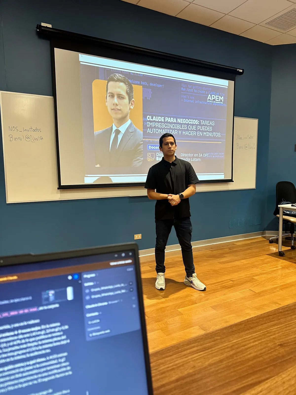 Diego Luna frente a la portada del taller Claude para Negocios de APEM