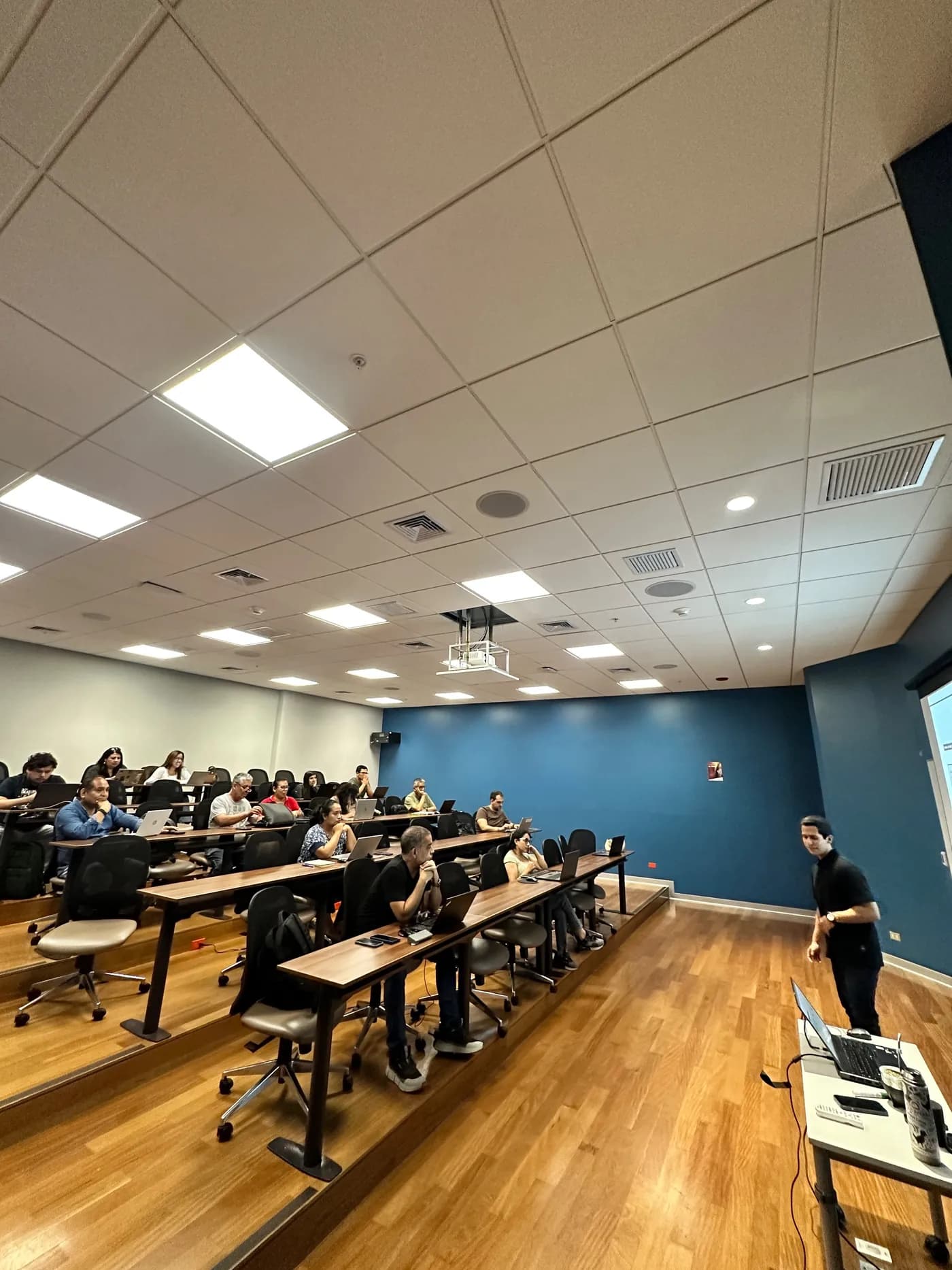 Sala llena en el taller Claude para Negocios de APEM